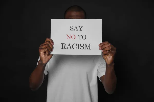 Hombre Afroamericano Sosteniendo Letrero Con Frase Racismo Sobre Fondo Negro —  Fotos de Stock