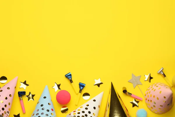 Flache Komposition Mit Partyhüten Und Anderen Festlichen Gegenständen Auf Gelbem — Stockfoto