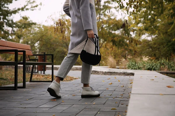 Elegante Donna Con Borsa Baguette Nera Alla Moda Nel Parco — Foto Stock