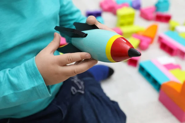 Klein Kind Spelen Met Speelgoed Raket Binnen Close — Stockfoto