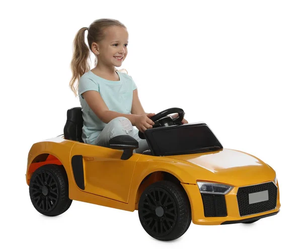 Χαριτωμένο Κοριτσάκι Οδήγηση Ηλεκτρικό Παιχνίδι Αυτοκίνητο Των Παιδιών Λευκό Φόντο — Φωτογραφία Αρχείου