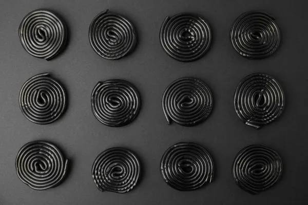 Νόστιμες Καραμέλες Γλυκόριζας Μαύρο Φόντο Επίπεδη Lay — Φωτογραφία Αρχείου