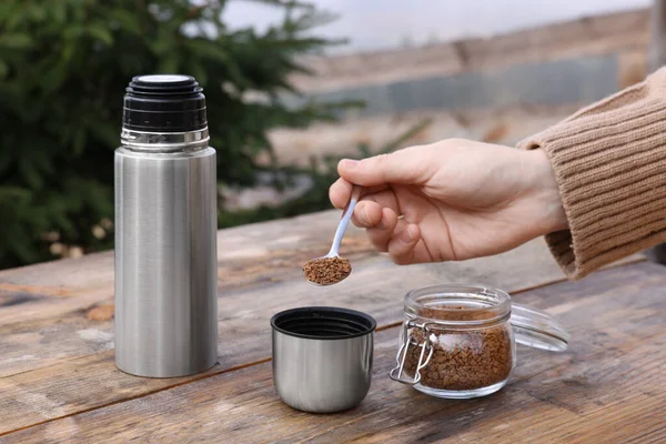 Mujer Haciendo Café Instantáneo Mesa Madera Aire Libre Primer Plano — Foto de Stock