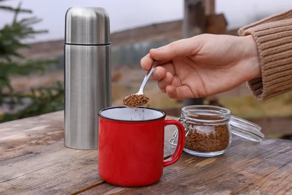 Mujer Haciendo Café Instantáneo Mesa Madera Aire Libre Primer Plano — Foto de Stock