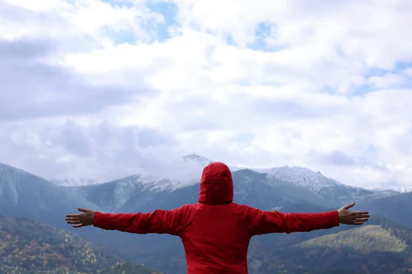 Mulher Feliz Admirando Paisagem Montanha Vista Para Trás Sentir Liberdade — Fotografia de Stock