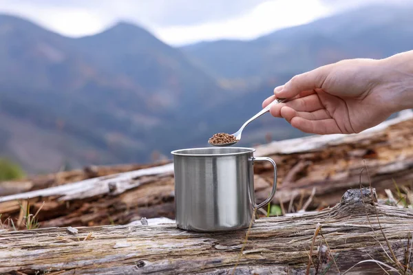 Mujer Vertiendo Café Instantáneo Taza Las Montañas Primer Plano — Foto de Stock