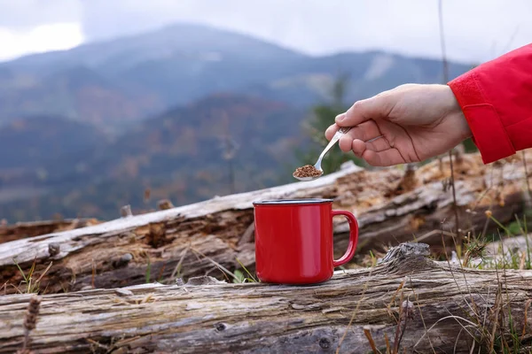 Mujer Vertiendo Café Instantáneo Taza Las Montañas Primer Plano Espacio — Foto de Stock