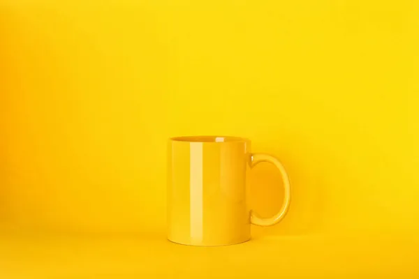 Nuova Tazza Ceramica Bianca Sfondo Giallo — Foto Stock