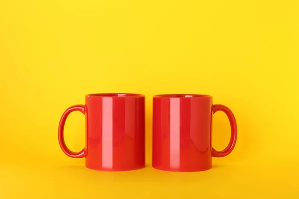 Tasses Vierges Céramique Rouge Sur Fond Jaune — Photo