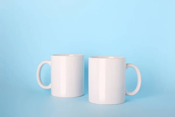 Порожні Білі Керамічні Чашки Світло Блакитному Фоні — стокове фото