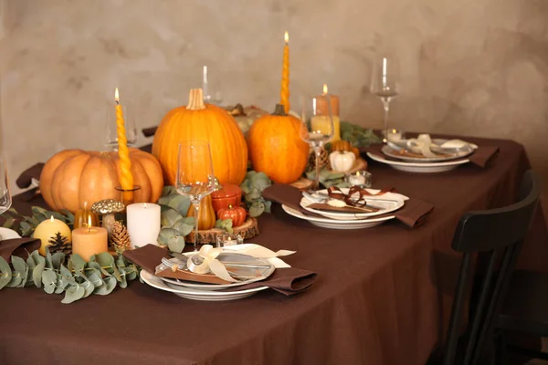 Schöne Herbstliche Tischdekoration Und Dekoration Auf Dem Tisch Zimmer — Stockfoto