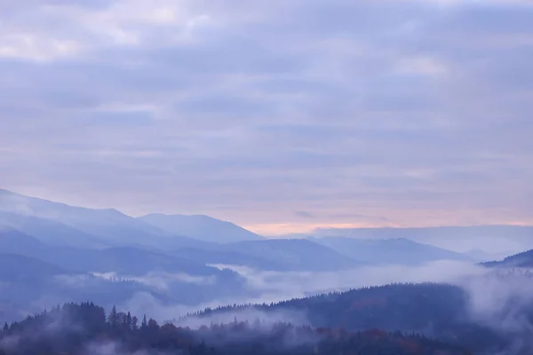 Hermosa Vista Las Montañas Cubiertas Niebla Cielo Nublado Durante Amanecer —  Fotos de Stock