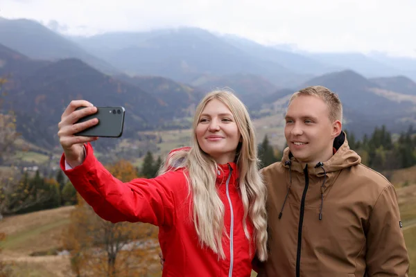 Ζευγάρι Βγάζει Selfie Μαζί Στα Βουνά Την Ημέρα Του Φθινοπώρου — Φωτογραφία Αρχείου