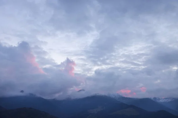 Hermosa Vista Las Montañas Cubiertas Niebla Cielo Nublado Durante Amanecer — Foto de Stock
