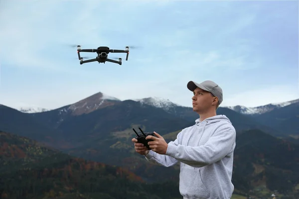 Junger Mann Bedient Moderne Drohne Mit Fernbedienung Den Bergen — Stockfoto