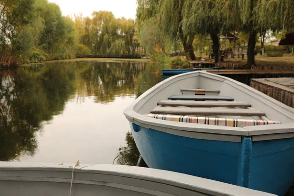 Светло Голубая Деревянная Лодка Озере Место Текста — стоковое фото