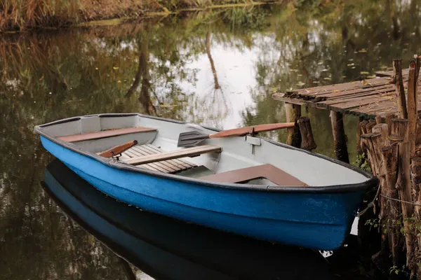 Bateau Bois Bleu Clair Avec Rames Sur Lac Près Jetée — Photo