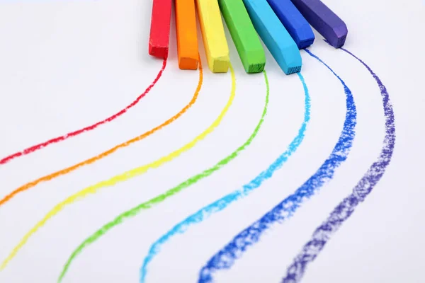 Tiza Pastel Colores Líneas Sobre Fondo Blanco Materiales Dibujo —  Fotos de Stock
