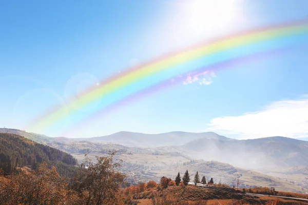 Schöner Regenbogen Blauen Himmel Über Den Bergen Einem Sonnigen Tag — Stockfoto