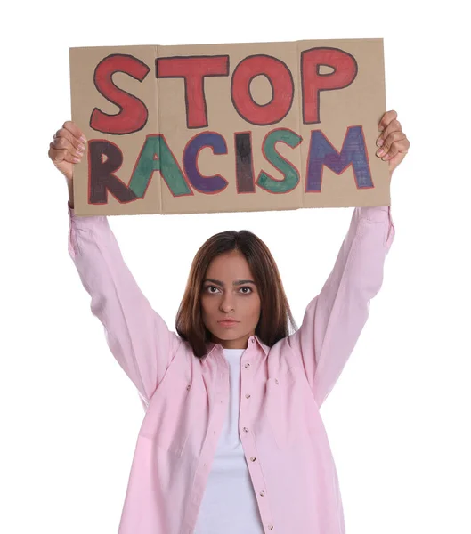 持标语的妇女 停止在白人背景上的种族主义 — 图库照片