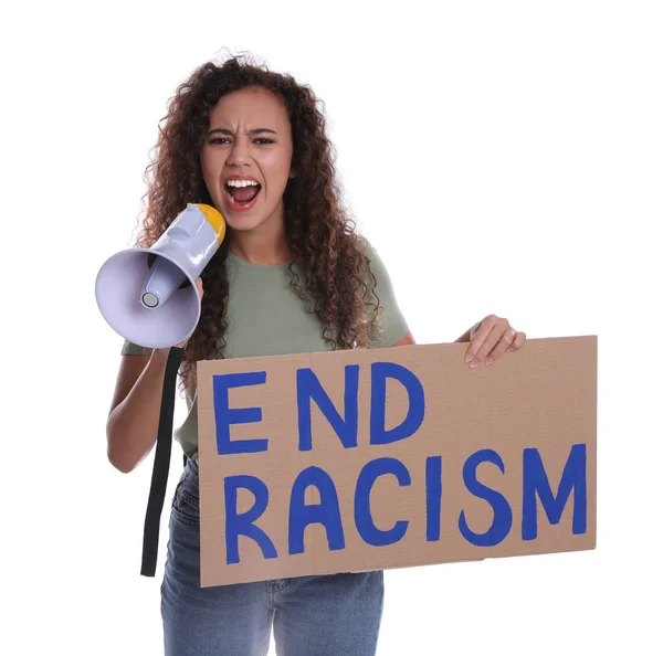 情绪激动的非洲裔美国妇女一边高喊着扩音器 一边举着标语牌 在白人背景上结束种族主义 — 图库照片