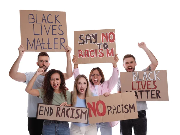 示威者在白人背景上展示不同的反种族主义口号 拿着标语牌的人 — 图库照片