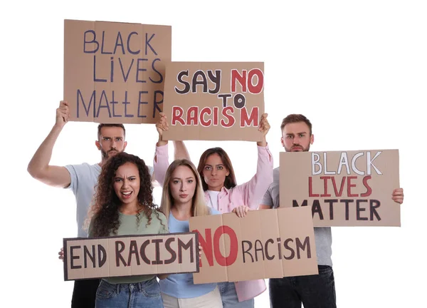 白人の背景に異なる反人種差別のスローガンを示す抗議者 フレーズ付きの標識を持つ人々 — ストック写真