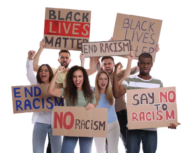 Manifestantes Demonstrando Diferentes Slogans Racismo Fundo Branco Pessoas Segurando Sinais — Fotografia de Stock