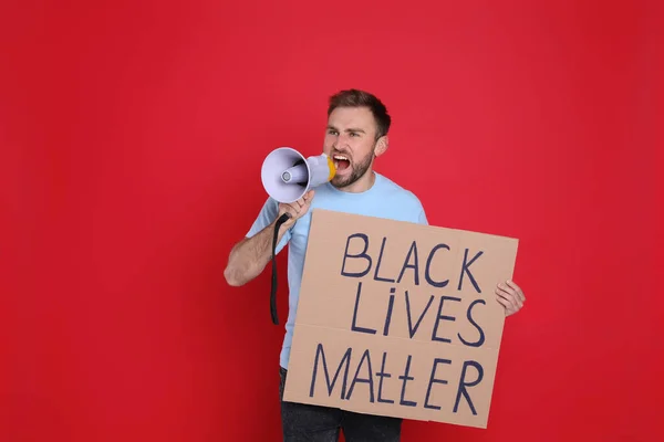 Emocjonalny Człowiek Krzyczący Megafonu Trzymając Napis Black Lives Matter Czerwonym — Zdjęcie stockowe