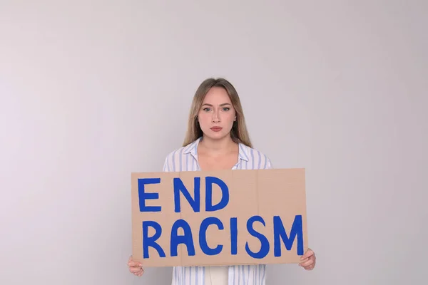 Νεαρή Γυναίκα Κρατώντας Πινακίδα Φράση End Racism Στο Φως Φόντο — Φωτογραφία Αρχείου