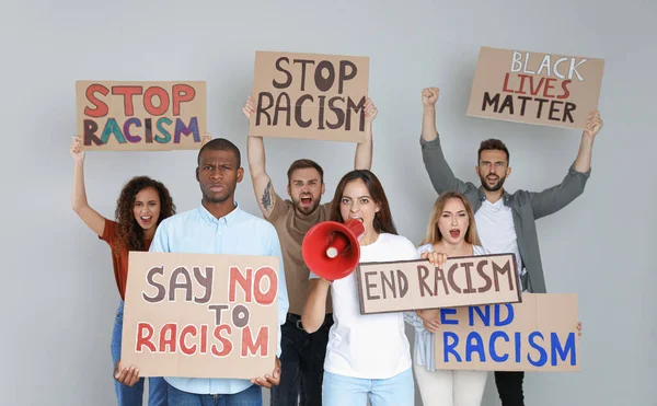 Manifestantes Demonstrando Diferentes Slogans Racismo Fundo Claro Pessoas Segurando Sinais — Fotografia de Stock