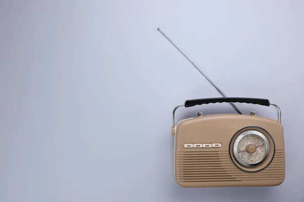 Ricevitore Radio Retrò Sfondo Grigio Chiaro Vista Dall Alto Spazio — Foto Stock