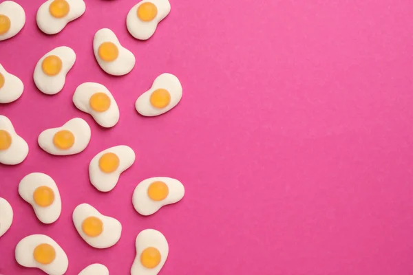 Sabrosos Caramelos Gelatina Forma Huevo Sobre Fondo Rosa Puesta Plana — Foto de Stock
