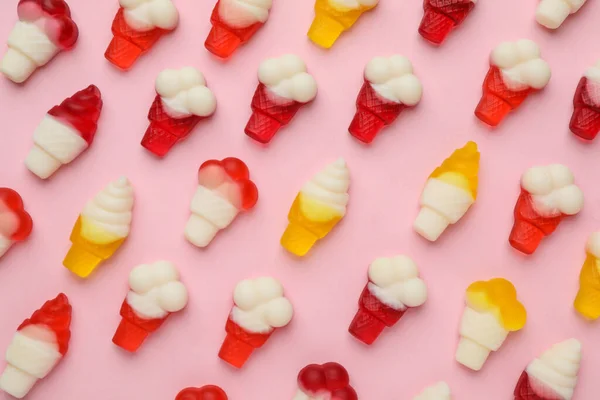 粉红底雪糕形状的味道鲜美的果冻糖果 — 图库照片