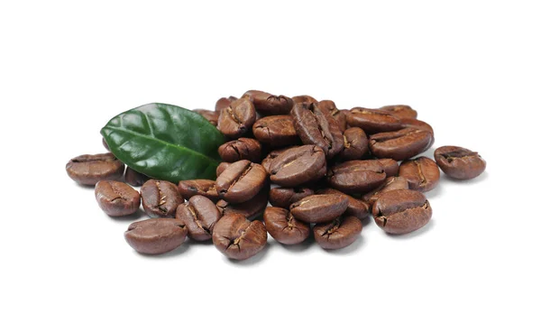 Haufen Gerösteter Kaffeebohnen Mit Frischem Blatt Auf Weißem Hintergrund — Stockfoto