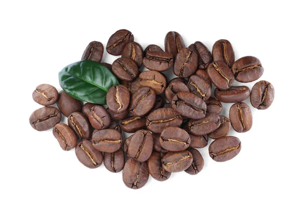 Haufen Gerösteter Kaffeebohnen Mit Frischem Blatt Auf Weißem Hintergrund Ansicht — Stockfoto