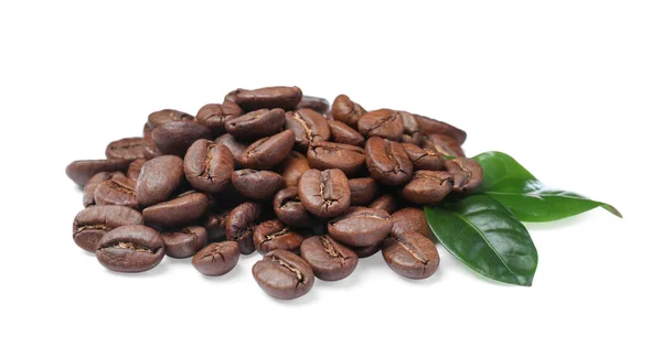 Stos Palonych Ziaren Kawy Świeżymi Liśćmi Białym Tle — Zdjęcie stockowe
