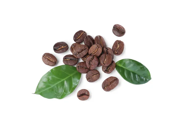 Rostade Kaffebönor Med Färska Blad Vit Bakgrund Ovanifrån — Stockfoto