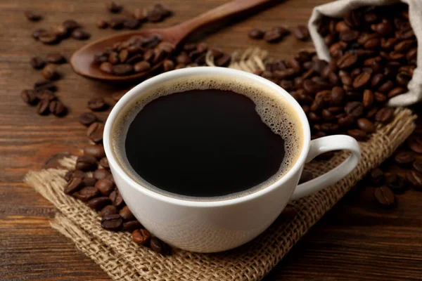 Kopje Aromatische Hete Koffie Bonen Houten Tafel — Stockfoto