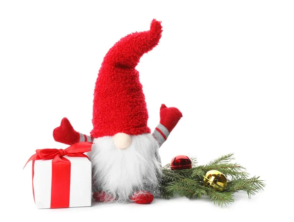 Lustiger Weihnachtszwerg Mit Geschenkbox Und Festlichem Dekor Auf Weißem Hintergrund — Stockfoto