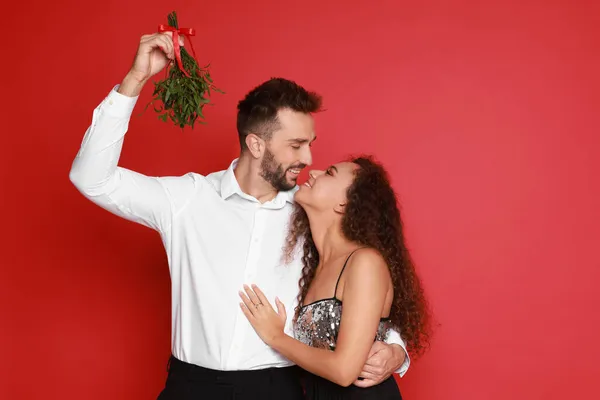 Charmant Couple Sous Bouquet Gui Sur Fond Rouge — Photo