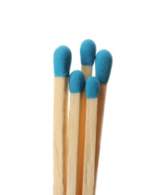 Beyaz arkaplanda açık mavi başlıklı kibritler