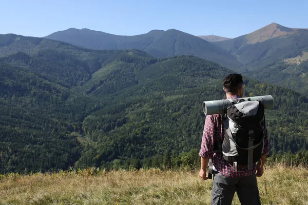 Tourist Backpack Enjoying Landscape Mountains Sunny Day Back View — Stock Photo, Image