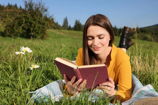 Beautiful Young Woman Reading Book Green Meadow — Stock Photo, Image