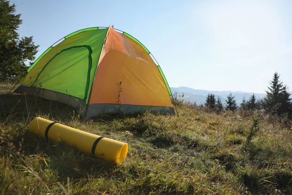 Slaapmat Bij Campingtent Bergen Toeristisch Materieel — Stockfoto