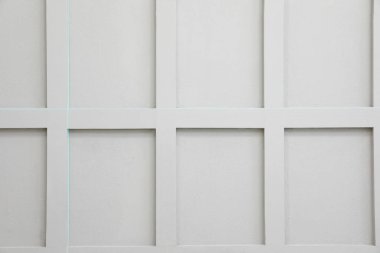 Işık duvarında lazer seviyesinin çapraz çizgileri