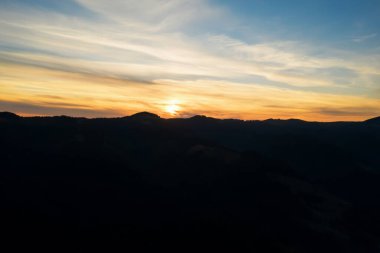 Gün batımında dağ manzarasının silueti. Drone fotoğrafçılığı