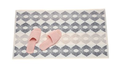 Yumuşak banyo paspası ve beyaz terlikler, üst manzara