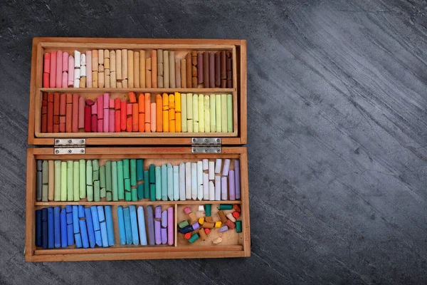 Set Coloridos Pasteles Caja Madera Sobre Mesa Piedra Gris Vista — Foto de Stock