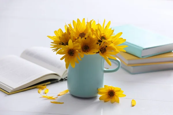 Όμορφα Φωτεινά Κίτρινα Λουλούδια Γαλάζιο Κύπελλο Κοντά Βιβλία Λευκό Τραπέζι — Φωτογραφία Αρχείου